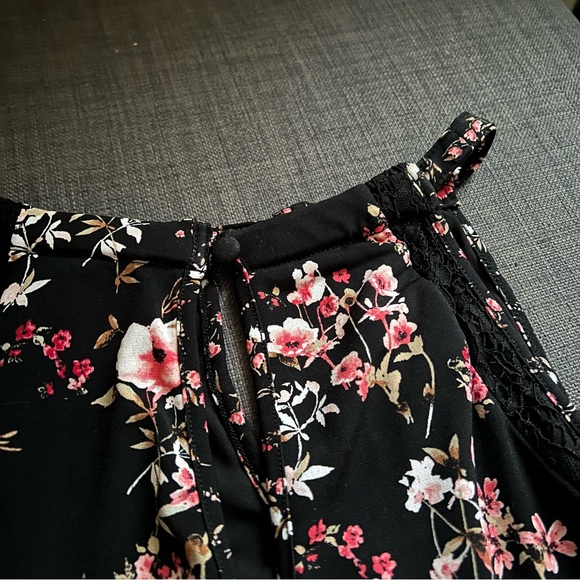 White Barn Floral Blouse - Picture 6 of 6